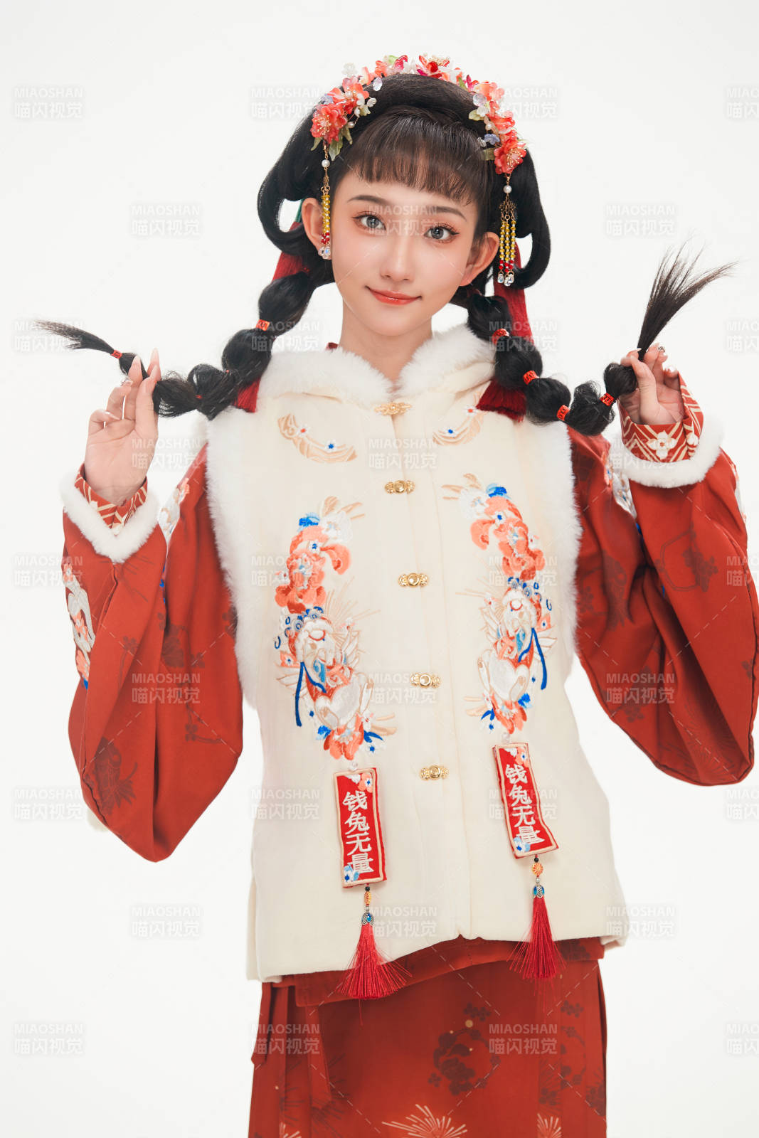 白色背景下身穿喜庆中式汉服的可爱少女图片