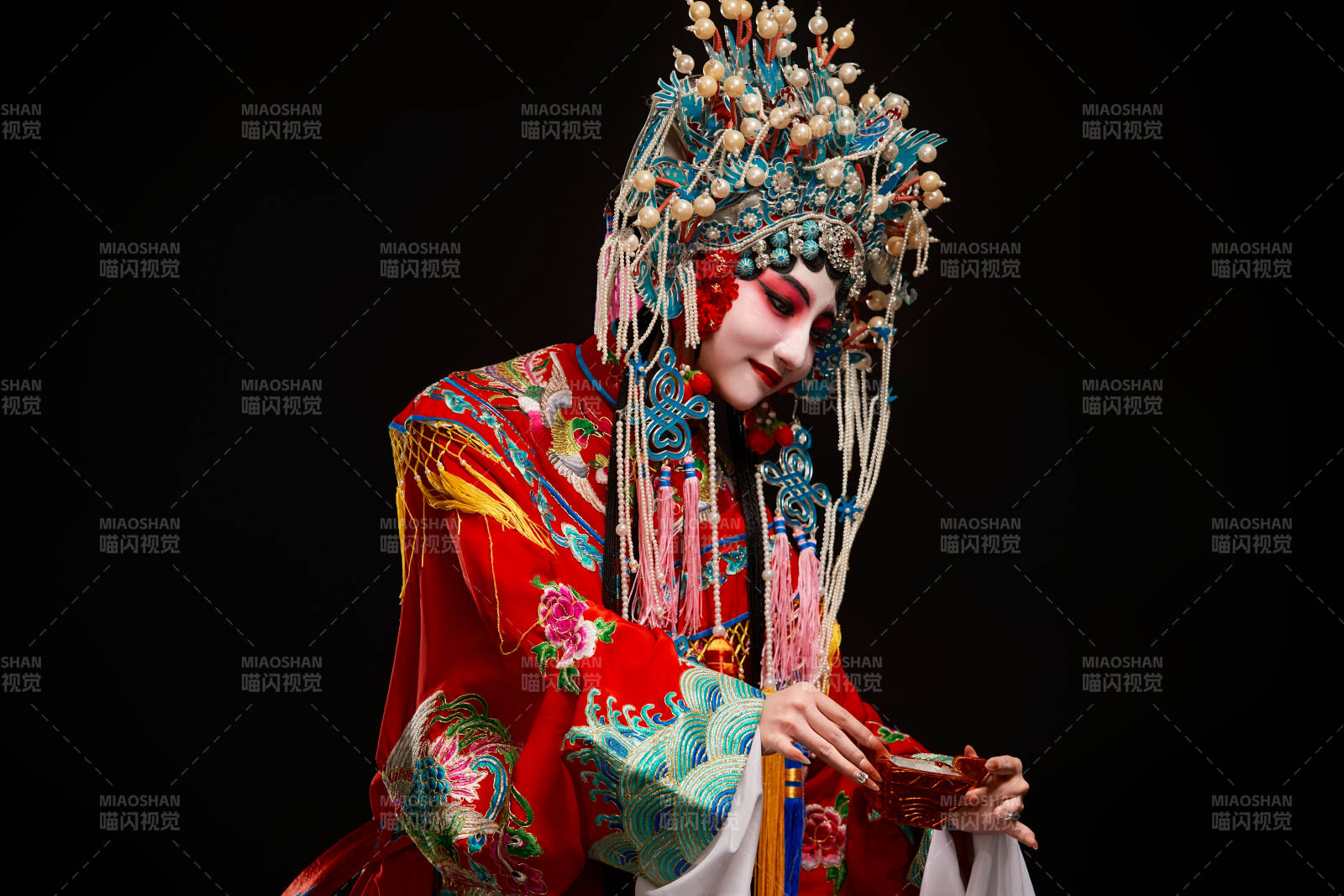 装扮国粹京剧贵妃醉酒角色形象的中国少女图片