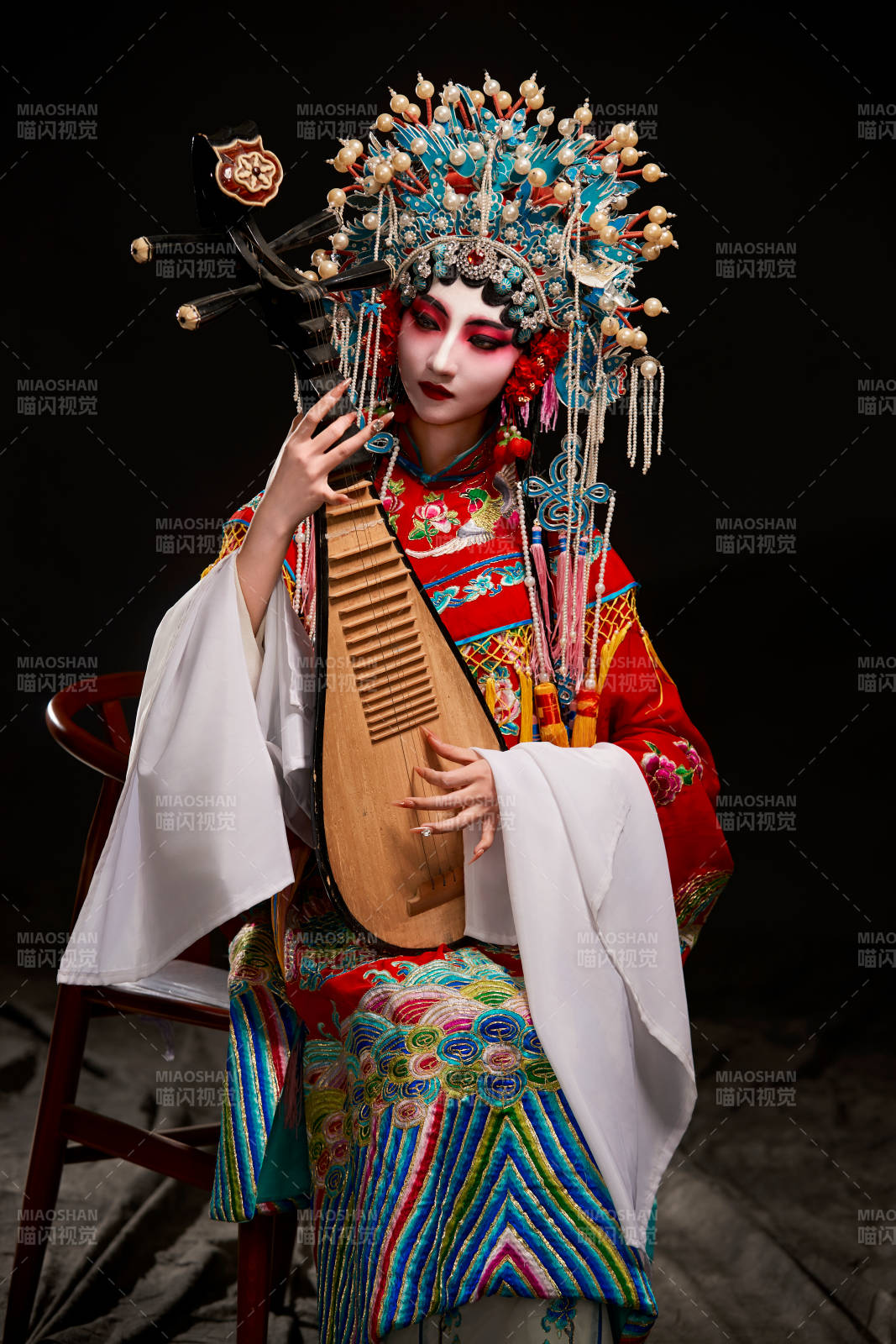 装扮国粹京剧贵妃醉酒角色形象的中国少女图片