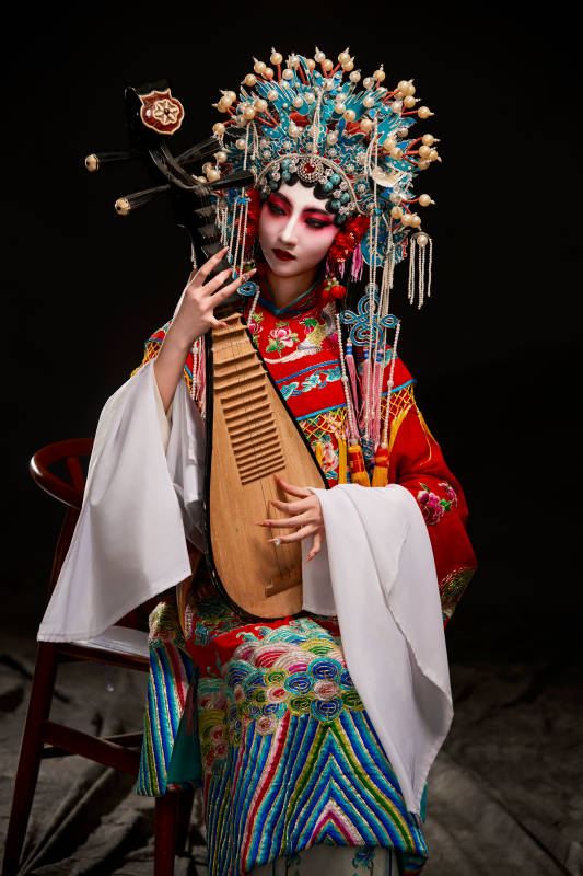 装扮国粹京剧贵妃醉酒角色形象的中国少女图片