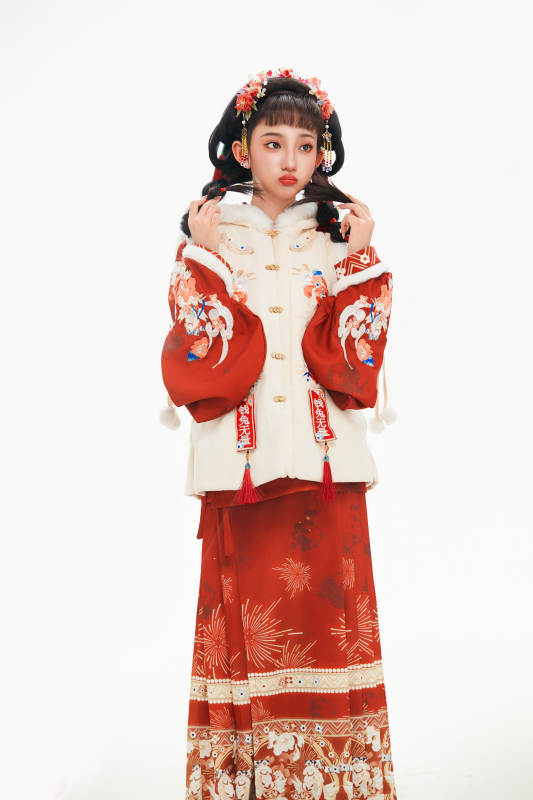 白色背景下身穿喜庆中式汉服的可爱少女图片
