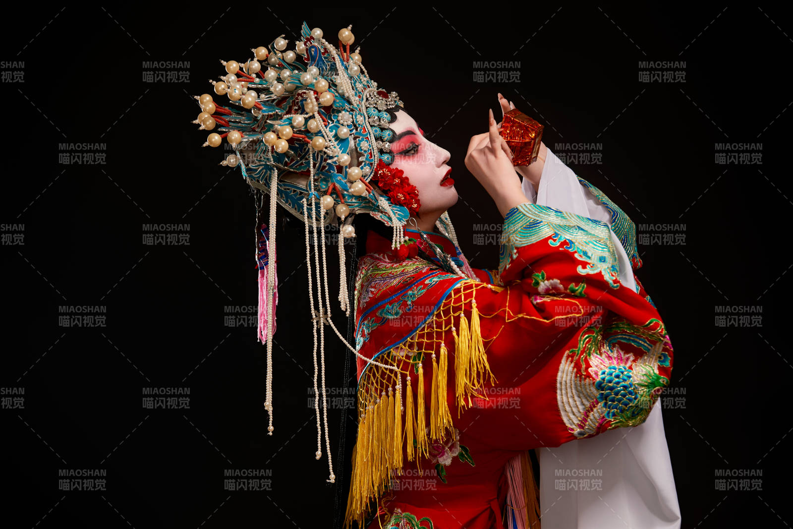 装扮国粹京剧贵妃醉酒角色形象的中国少女图片