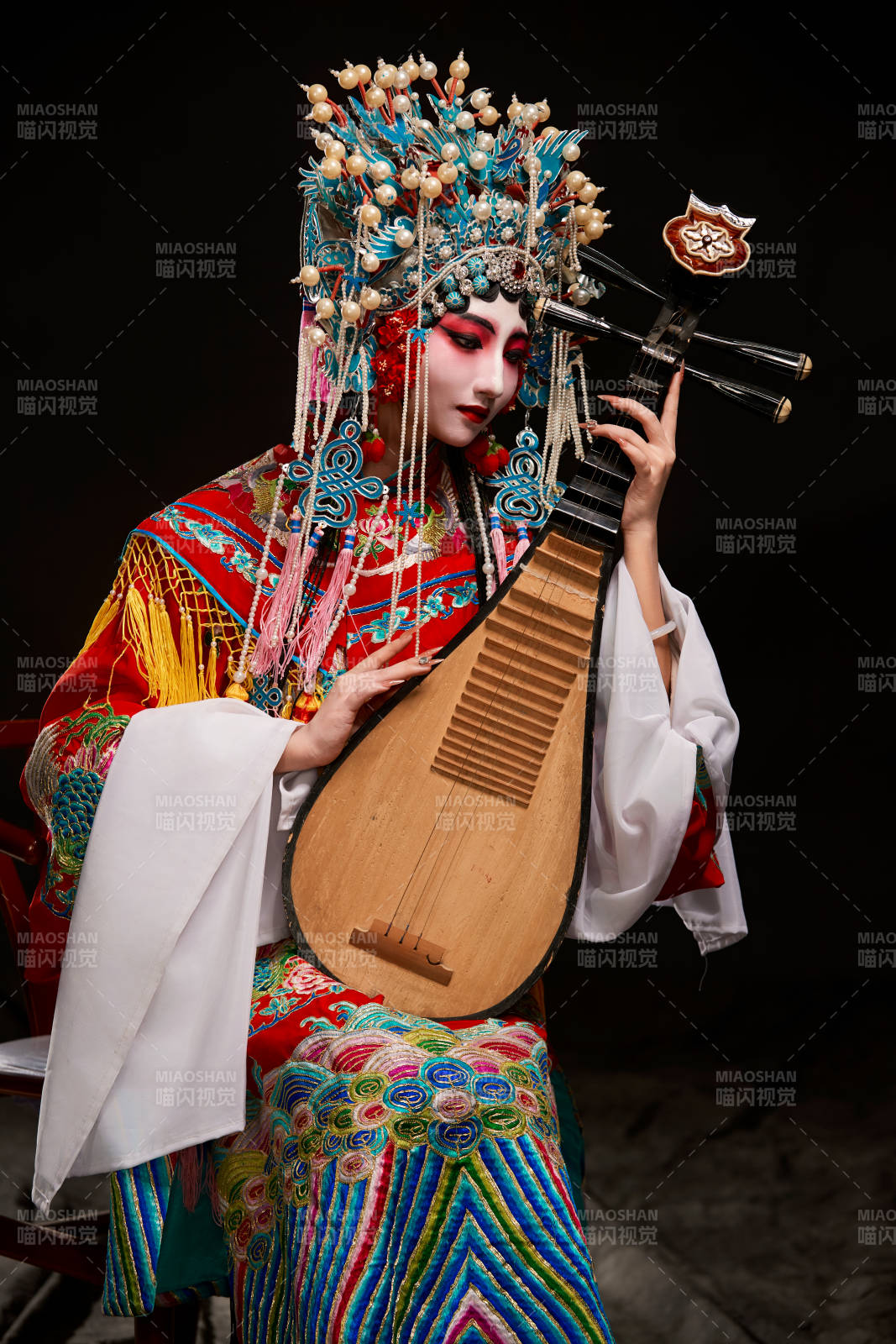 装扮国粹京剧贵妃醉酒角色形象的中国少女图片