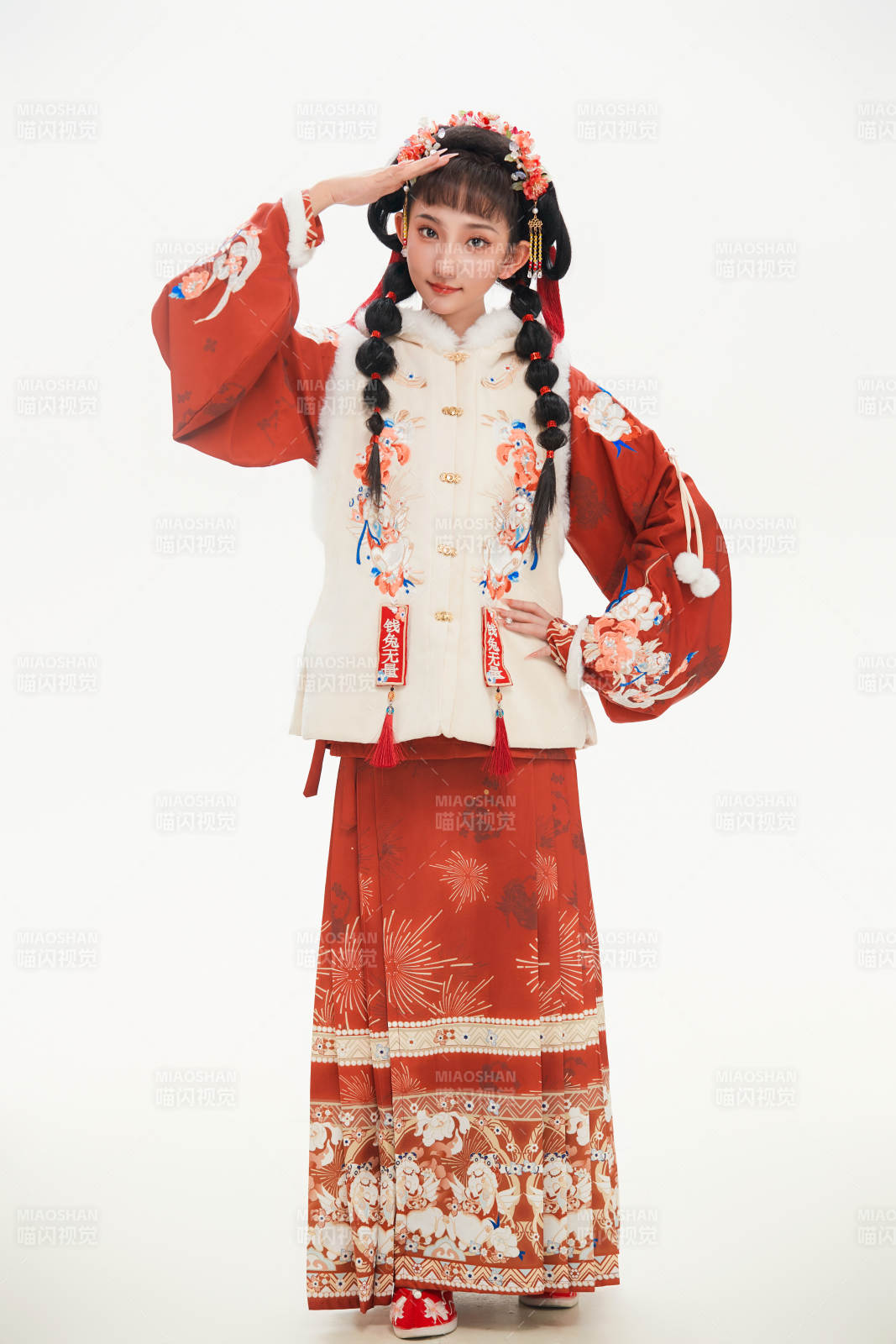 白色背景下身穿喜庆中式汉服的可爱少女图片