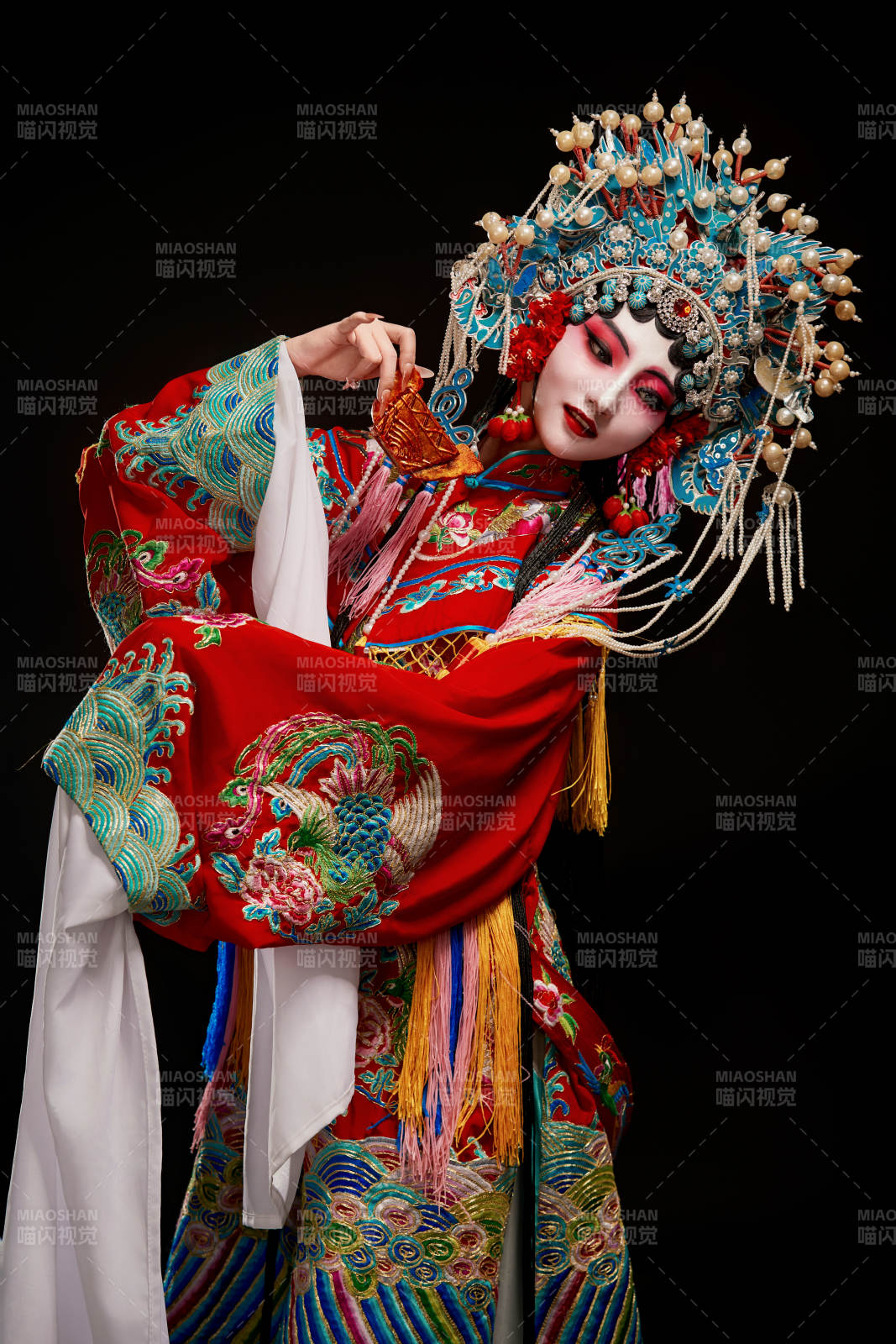 装扮国粹京剧贵妃醉酒角色形象的中国少女图片