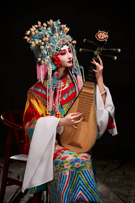 装扮国粹京剧贵妃醉酒角色形象的中国少女图片