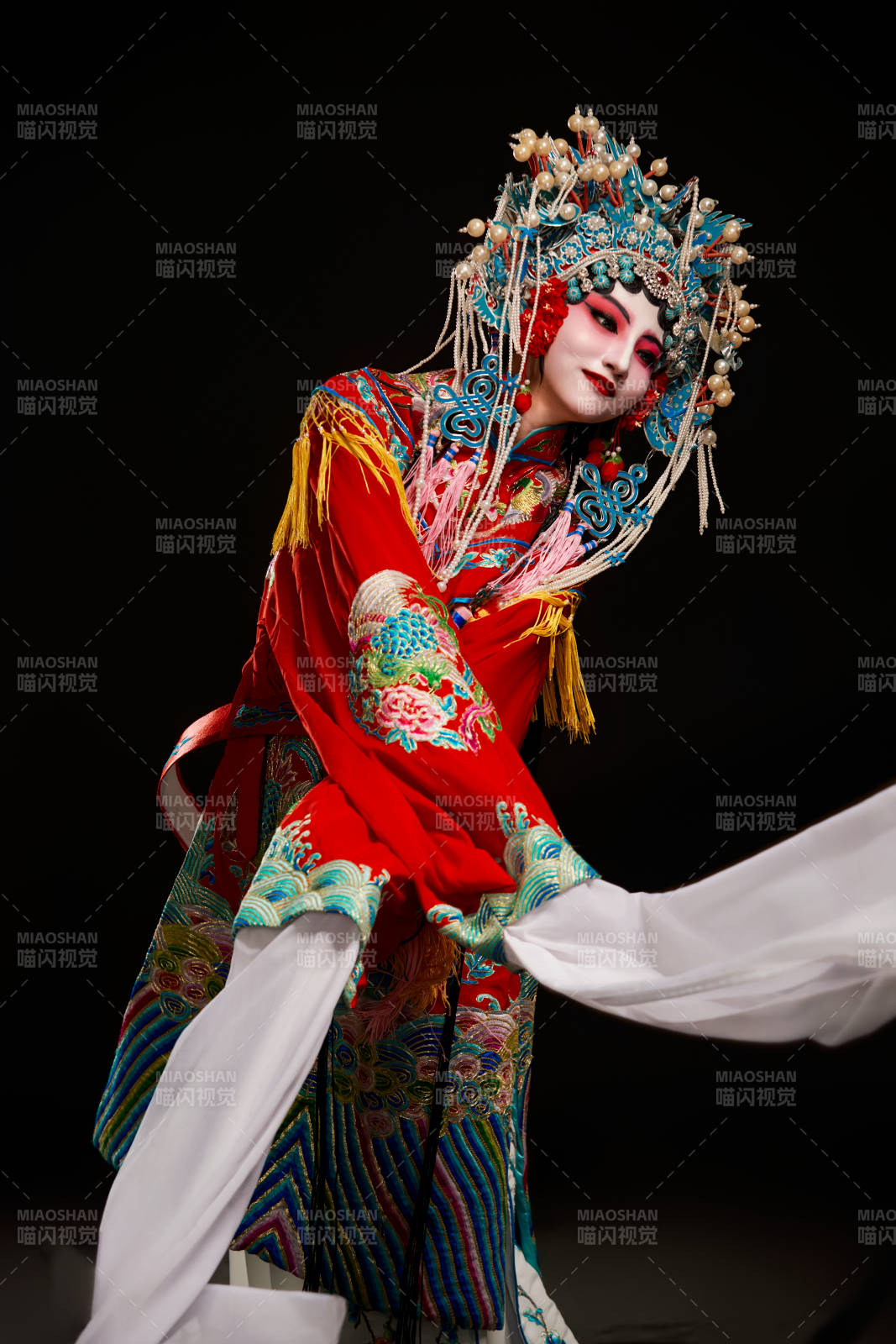 装扮国粹京剧贵妃醉酒角色形象的中国少女图片