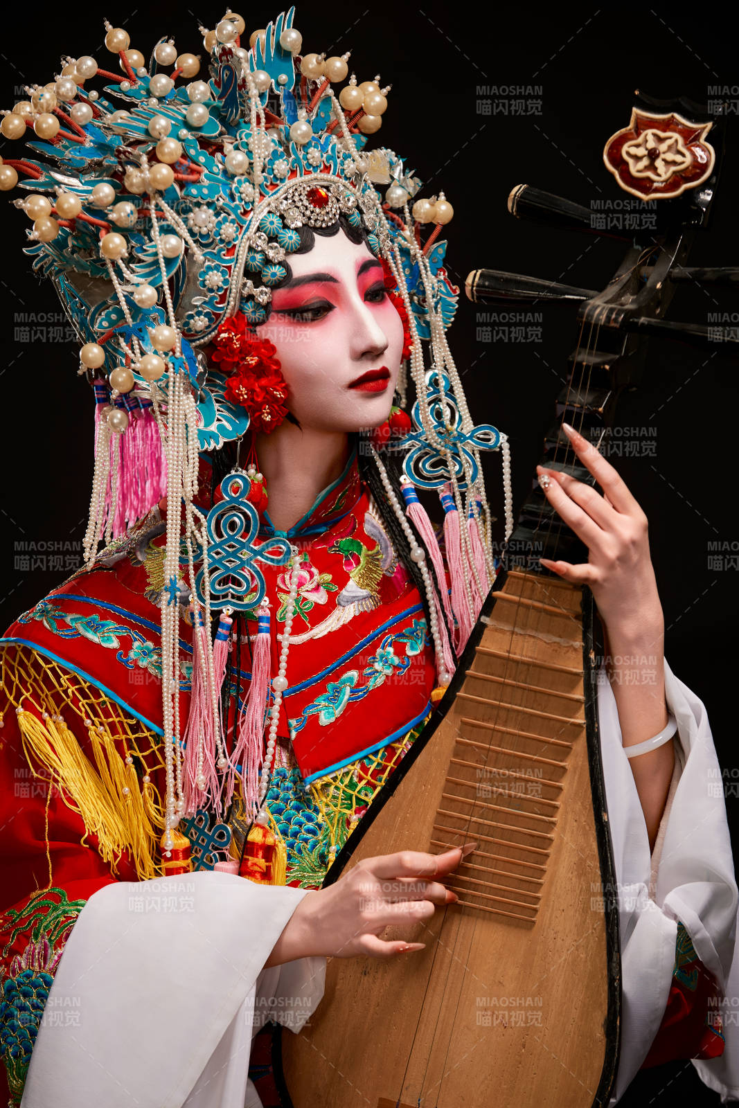 装扮国粹京剧贵妃醉酒角色形象的中国少女图片