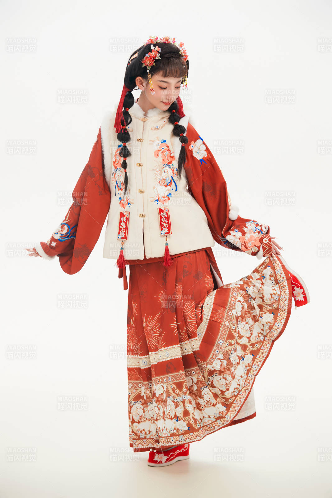 白色背景下身穿喜庆中式汉服的可爱少女图片