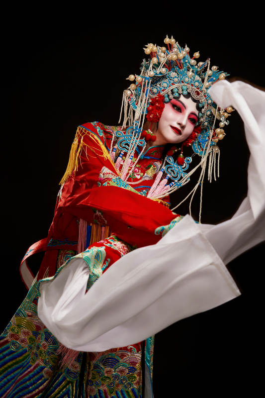 装扮国粹京剧贵妃醉酒角色形象的中国少女图片