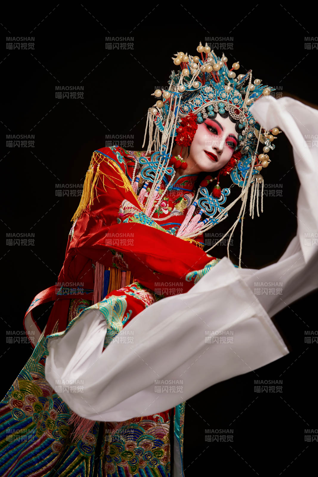 装扮国粹京剧贵妃醉酒角色形象的中国少女图片