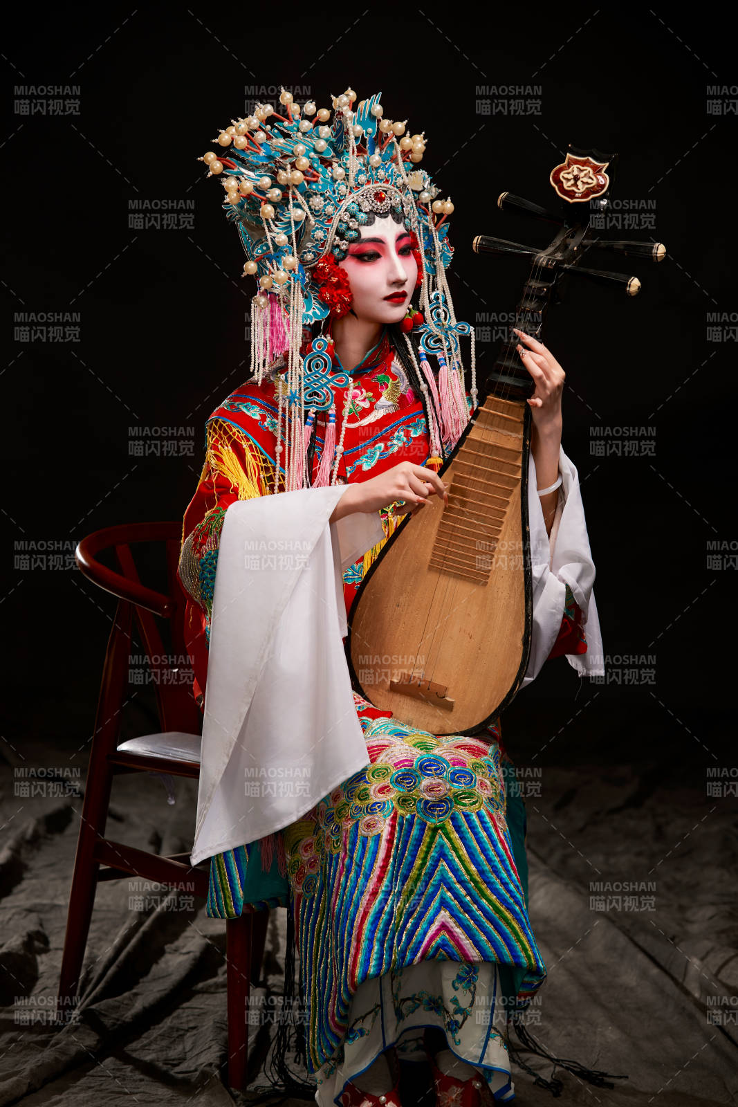 装扮国粹京剧贵妃醉酒角色形象的中国少女图片