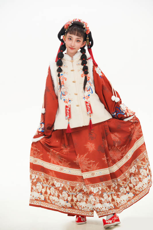 白色背景下身穿喜庆中式汉服的可爱少女图片