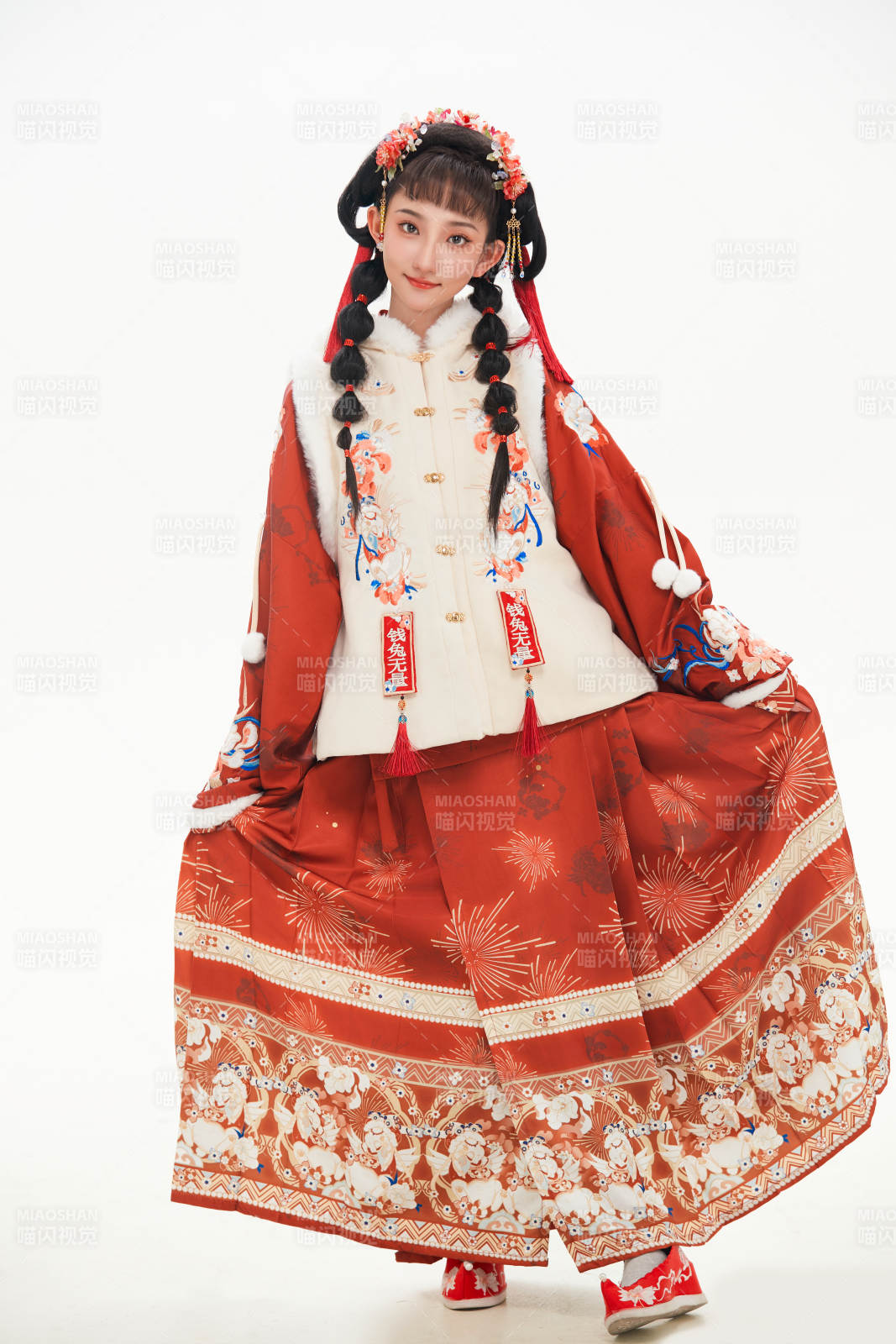 白色背景下身穿喜庆中式汉服的可爱少女图片