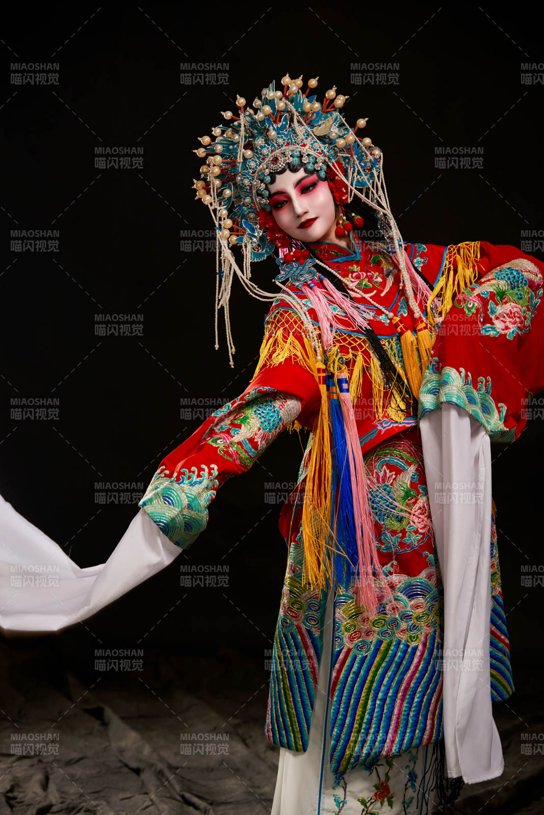 装扮国粹京剧贵妃醉酒角色形象的中国少女图片