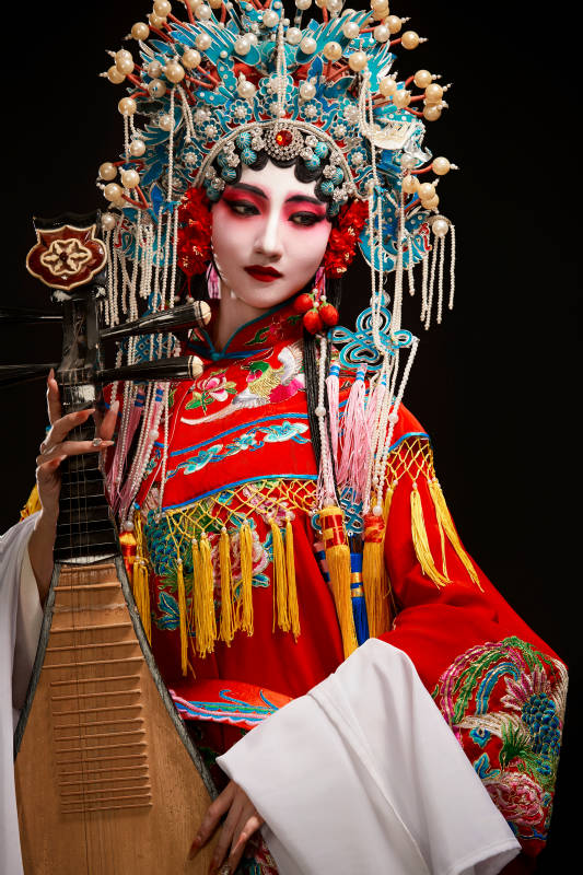 装扮国粹京剧贵妃醉酒角色形象的中国少女图片