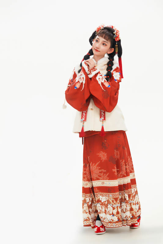 白色背景下身穿喜庆中式汉服的可爱少女图片