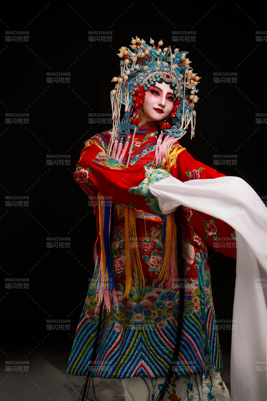 装扮国粹京剧贵妃醉酒角色形象的中国少女图片