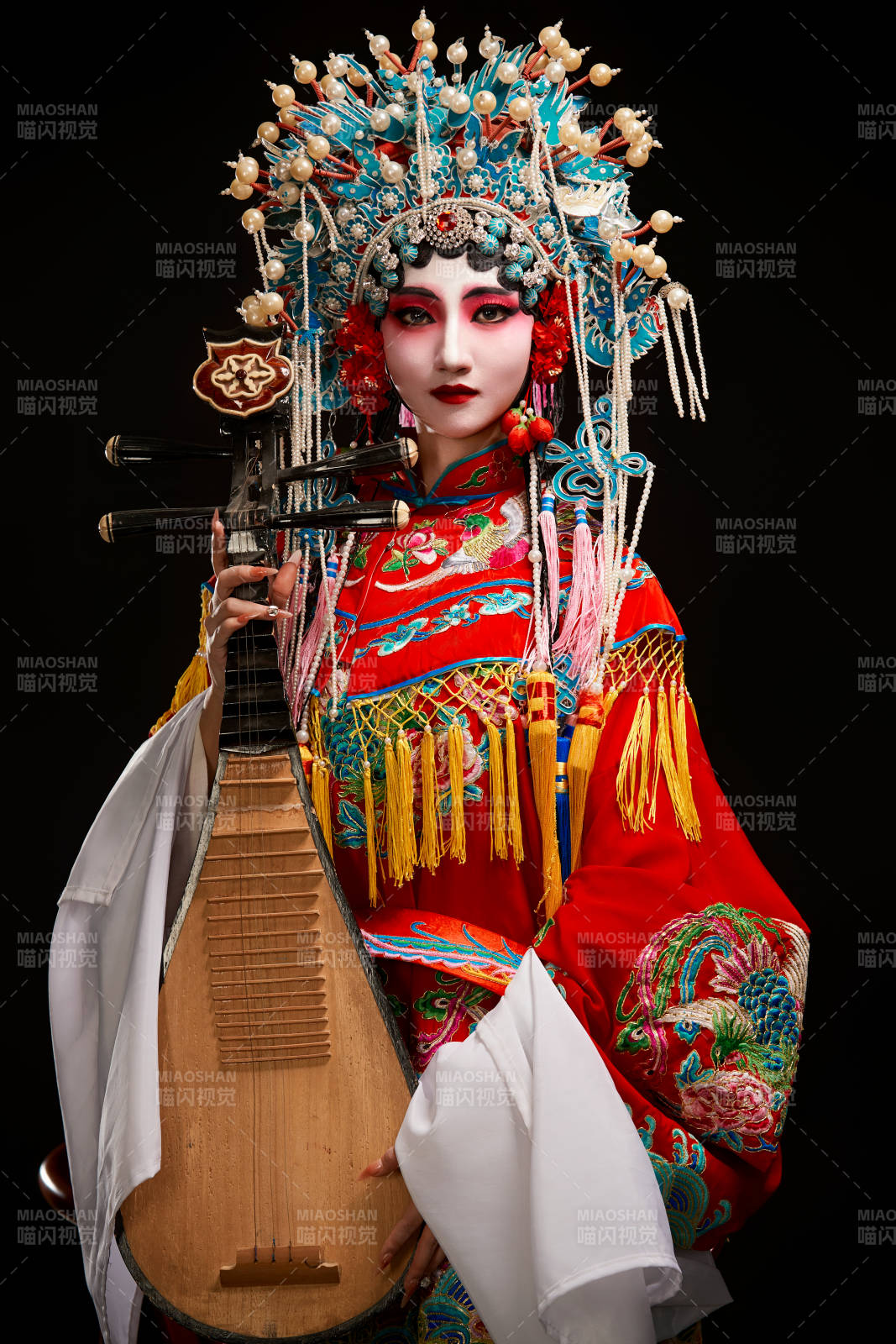 装扮国粹京剧贵妃醉酒角色形象的中国少女图片