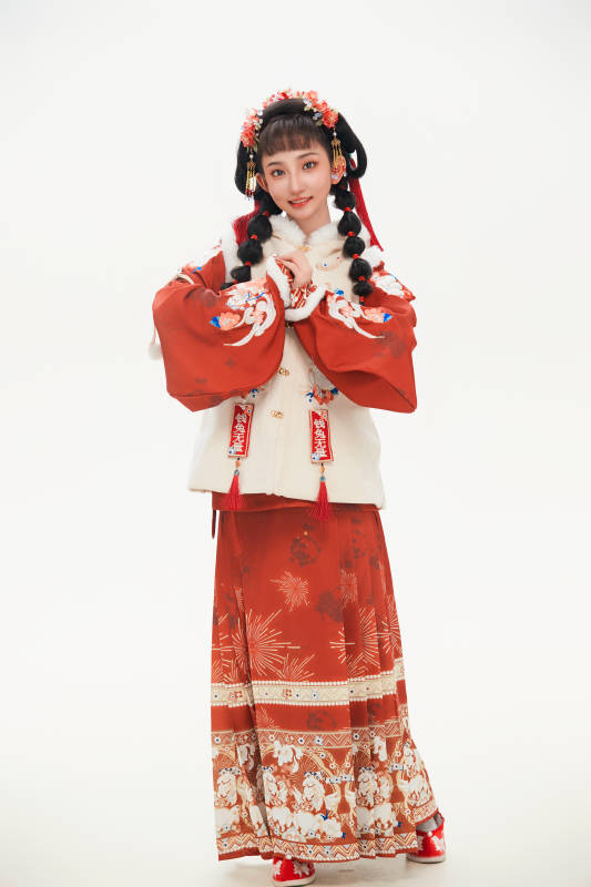 白色背景下身穿喜庆中式汉服的可爱少女图片