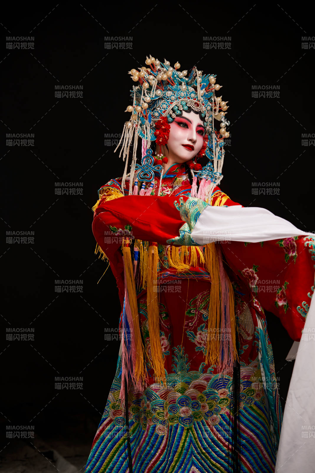 装扮国粹京剧贵妃醉酒角色形象的中国少女图片