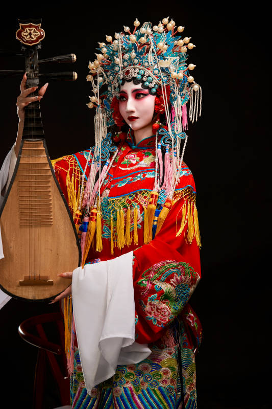 装扮国粹京剧贵妃醉酒角色形象的中国少女图片