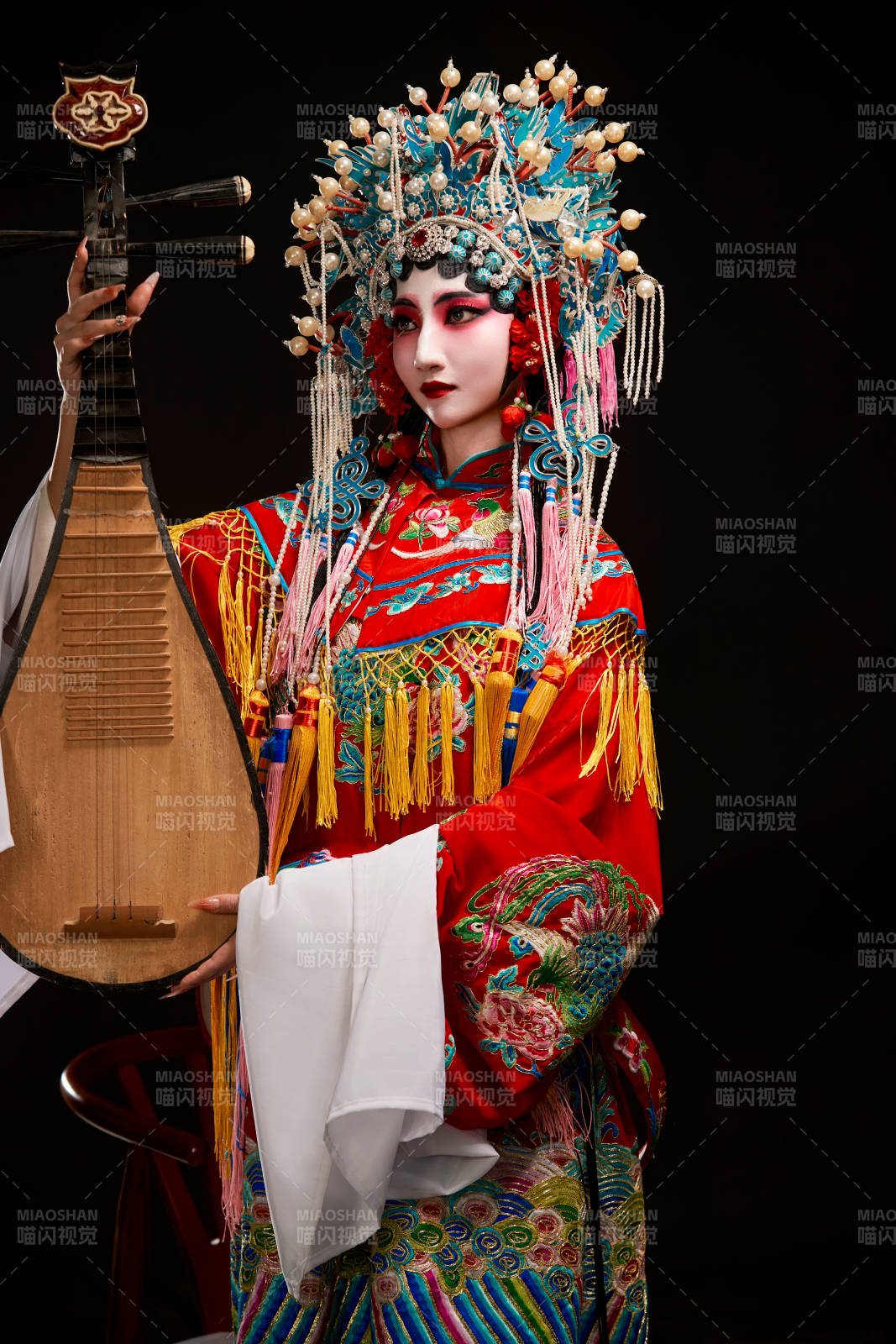 装扮国粹京剧贵妃醉酒角色形象的中国少女图片