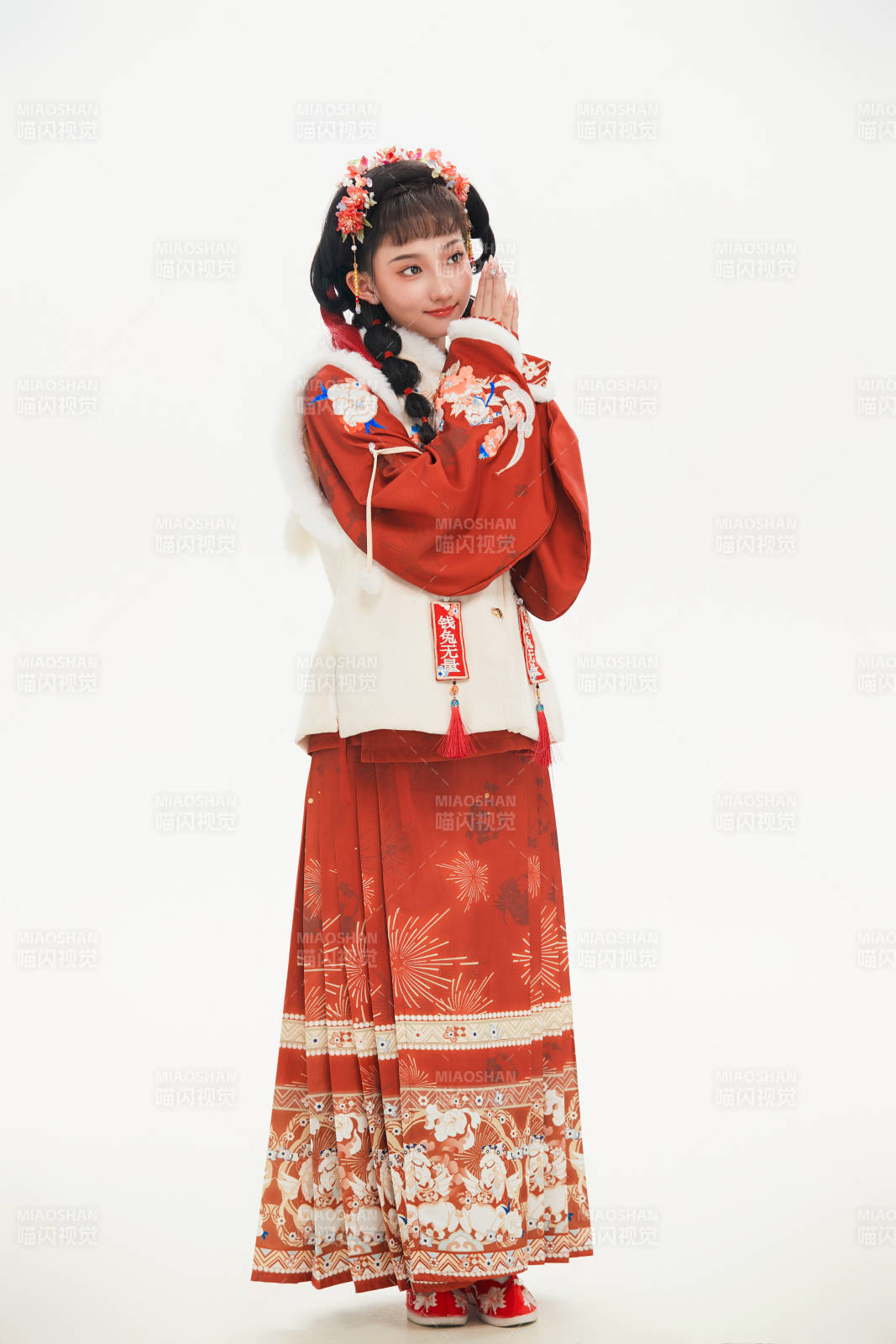 白色背景下身穿喜庆中式汉服的可爱少女图片