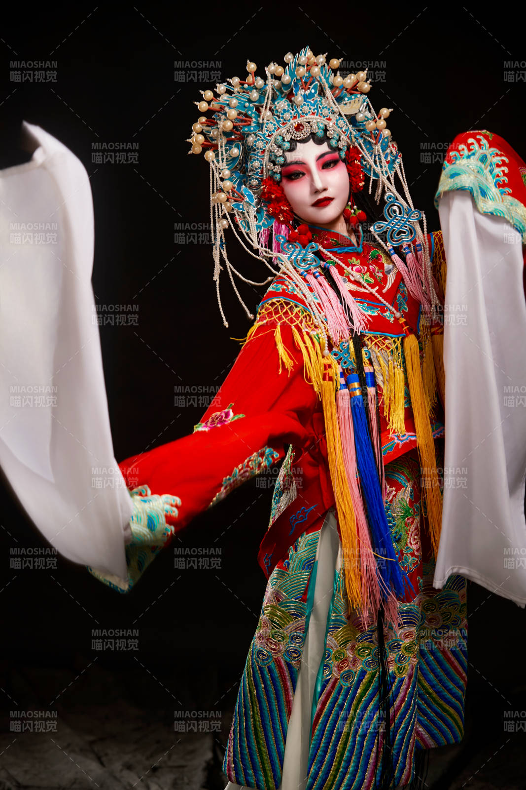 装扮国粹京剧贵妃醉酒角色形象的中国少女图片