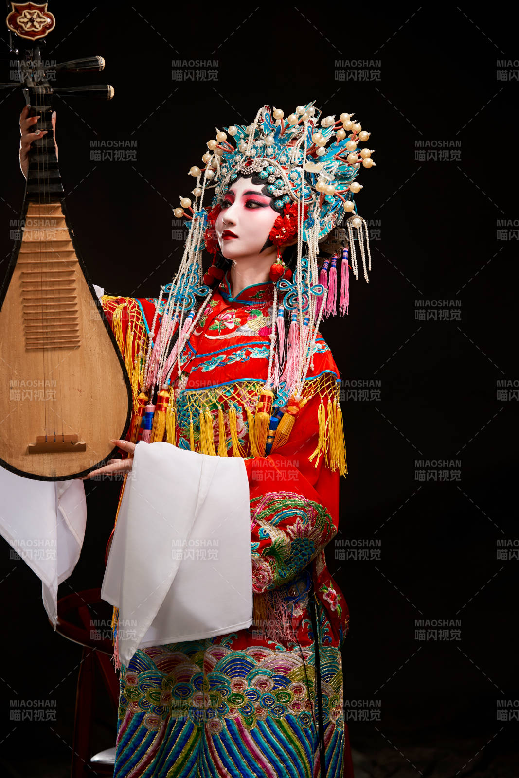 装扮国粹京剧贵妃醉酒角色形象的中国少女图片