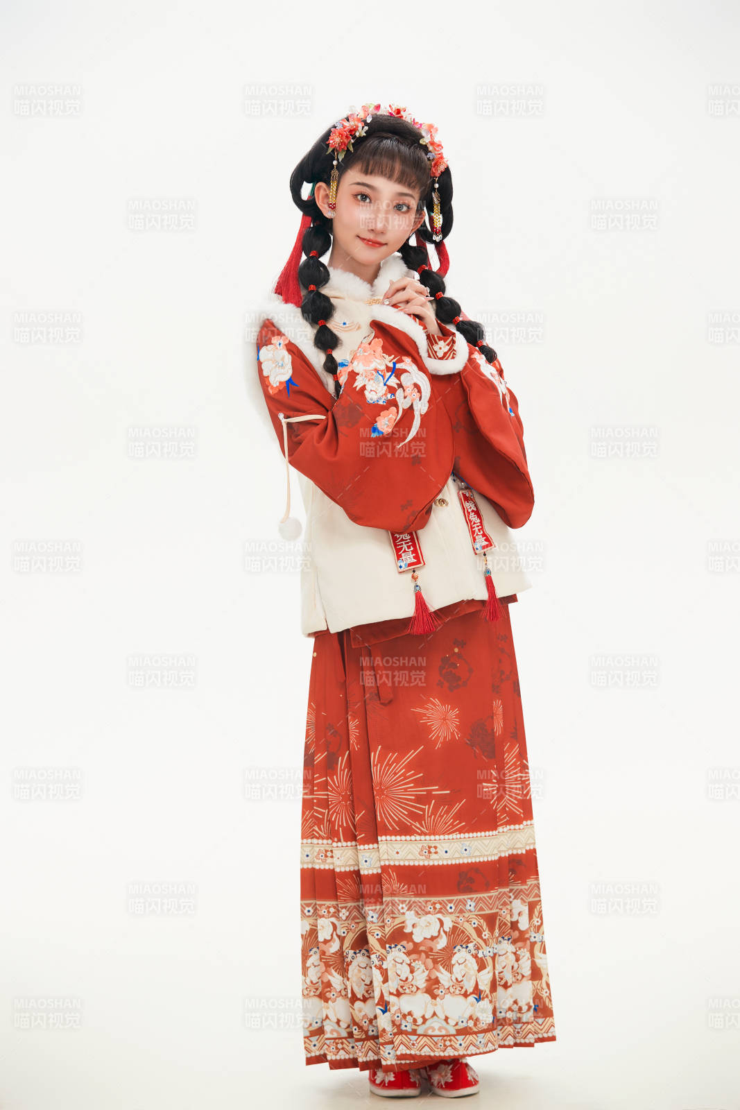 白色背景下身穿喜庆中式汉服的可爱少女图片