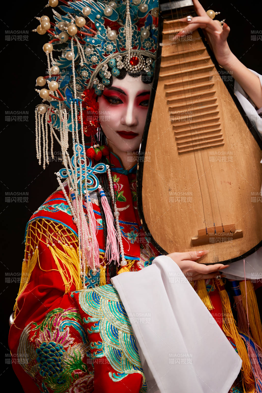 装扮国粹京剧贵妃醉酒角色形象的中国少女图片