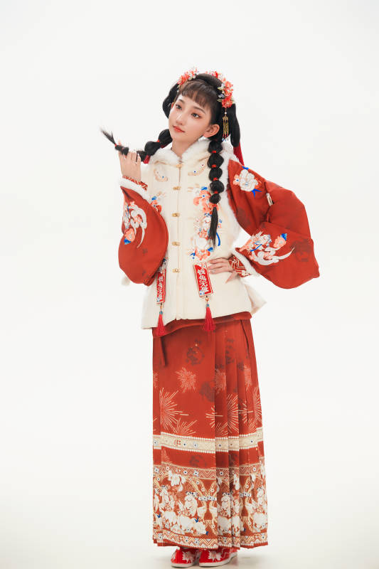 白色背景下身穿喜庆中式汉服的可爱少女图片