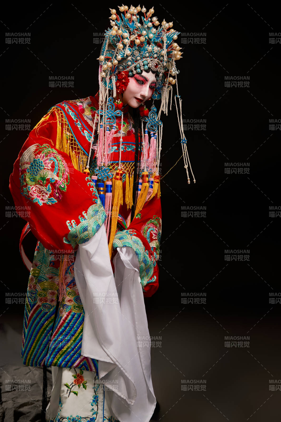 装扮国粹京剧贵妃醉酒角色形象的中国少女图片