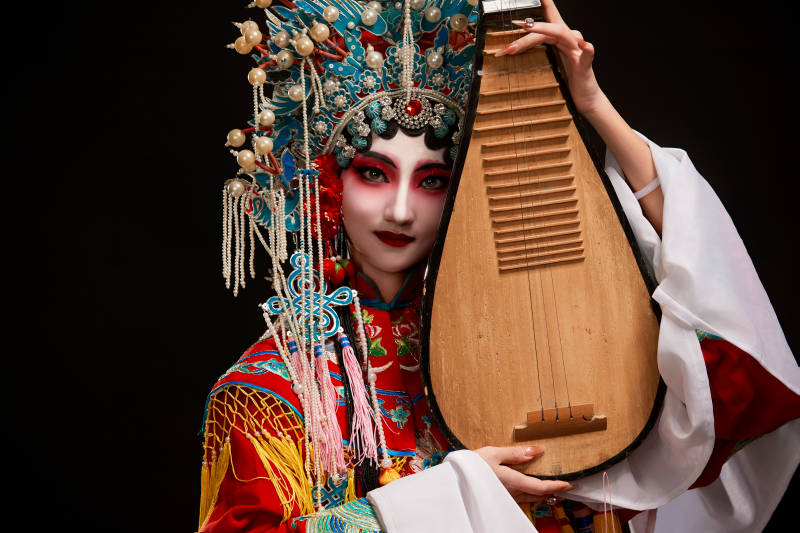 装扮国粹京剧贵妃醉酒角色形象的中国少女图片