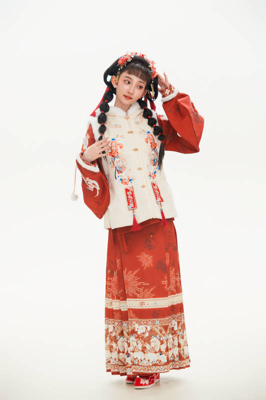 白色背景下身穿喜庆中式汉服的可爱少女图片