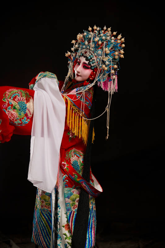 装扮国粹京剧贵妃醉酒角色形象的中国少女图片