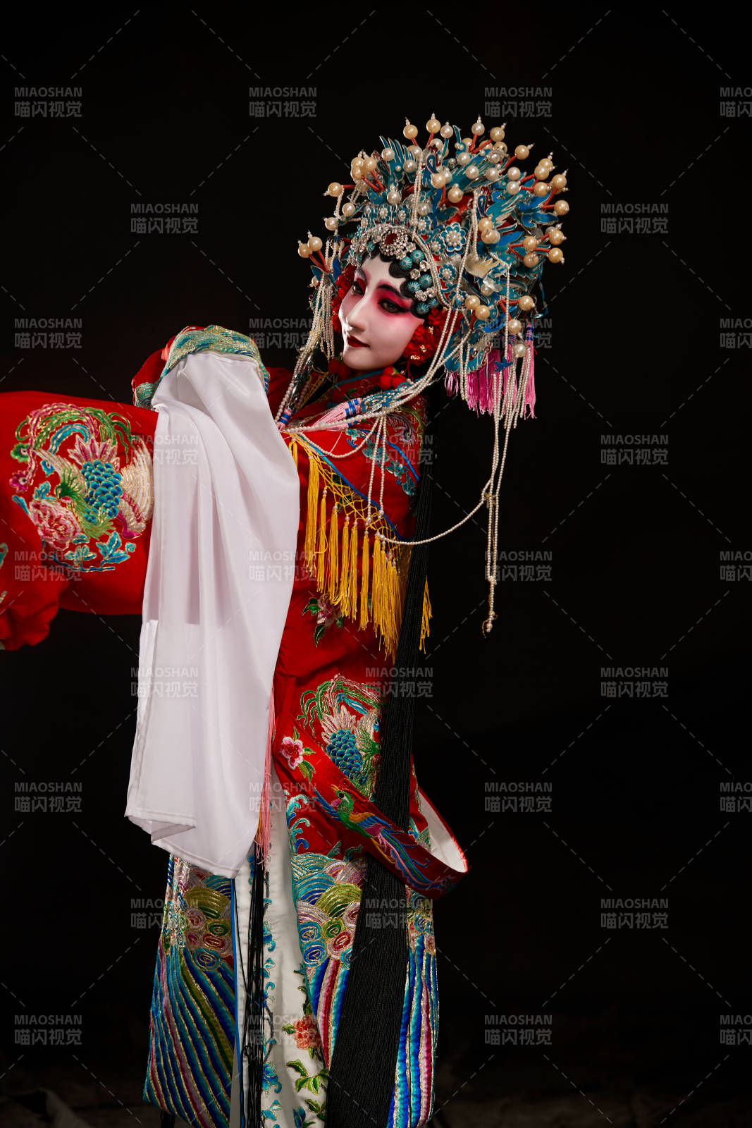 装扮国粹京剧贵妃醉酒角色形象的中国少女图片