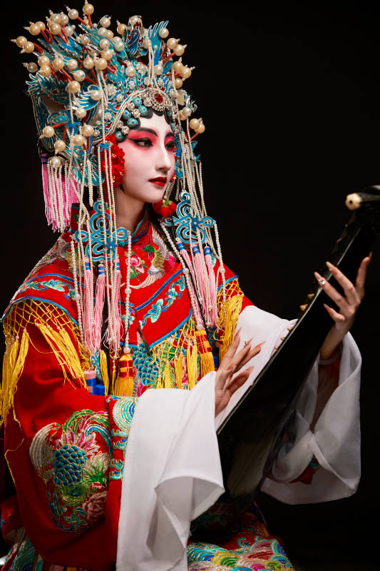 装扮国粹京剧贵妃醉酒角色形象的中国少女图片