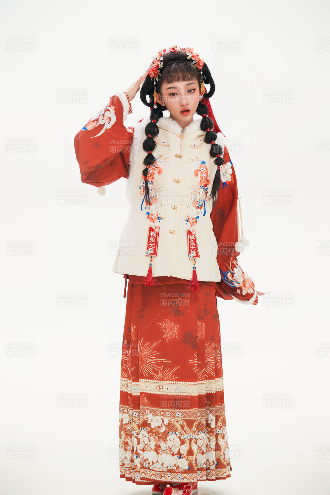 白色背景下身穿喜庆中式汉服的可爱少女图片