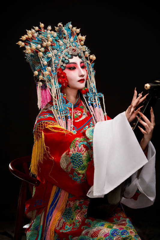 装扮国粹京剧贵妃醉酒角色形象的中国少女图片