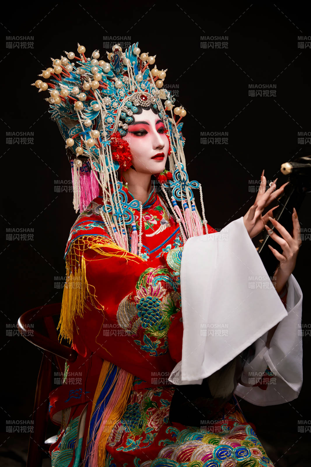 装扮国粹京剧贵妃醉酒角色形象的中国少女图片