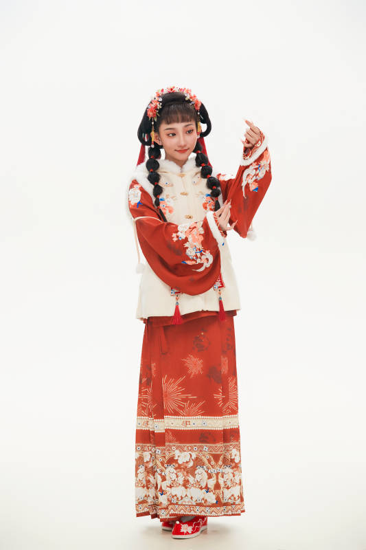 白色背景下身穿喜庆中式汉服的可爱少女图片