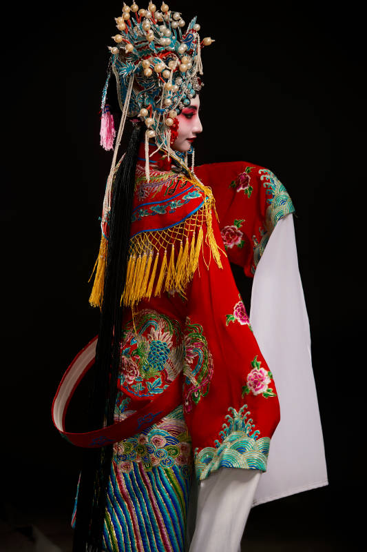 装扮国粹京剧贵妃醉酒角色形象的中国少女图片