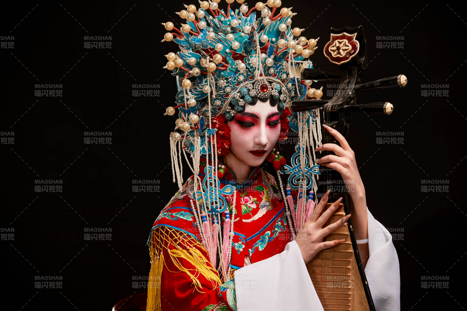 装扮国粹京剧贵妃醉酒角色形象的中国少女图片