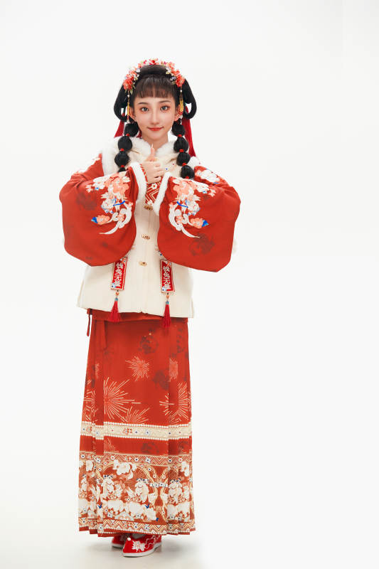 白色背景下身穿喜庆中式汉服的可爱少女图片