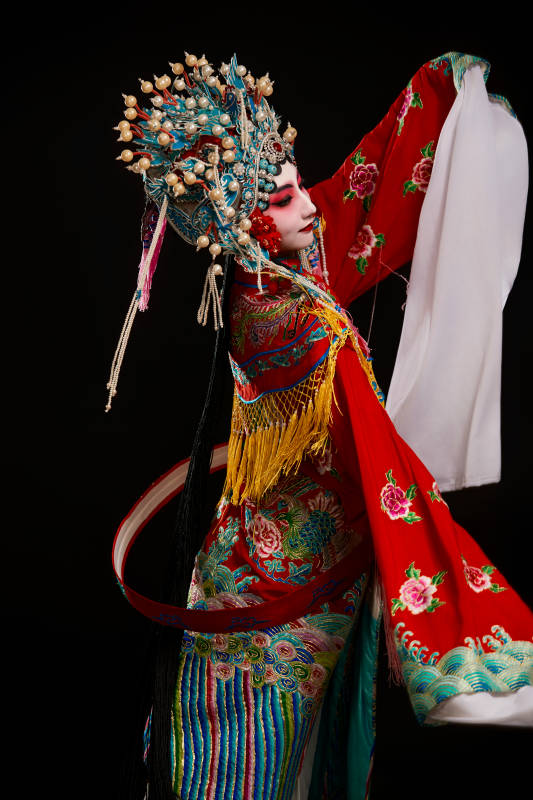 装扮国粹京剧贵妃醉酒角色形象的中国少女图片