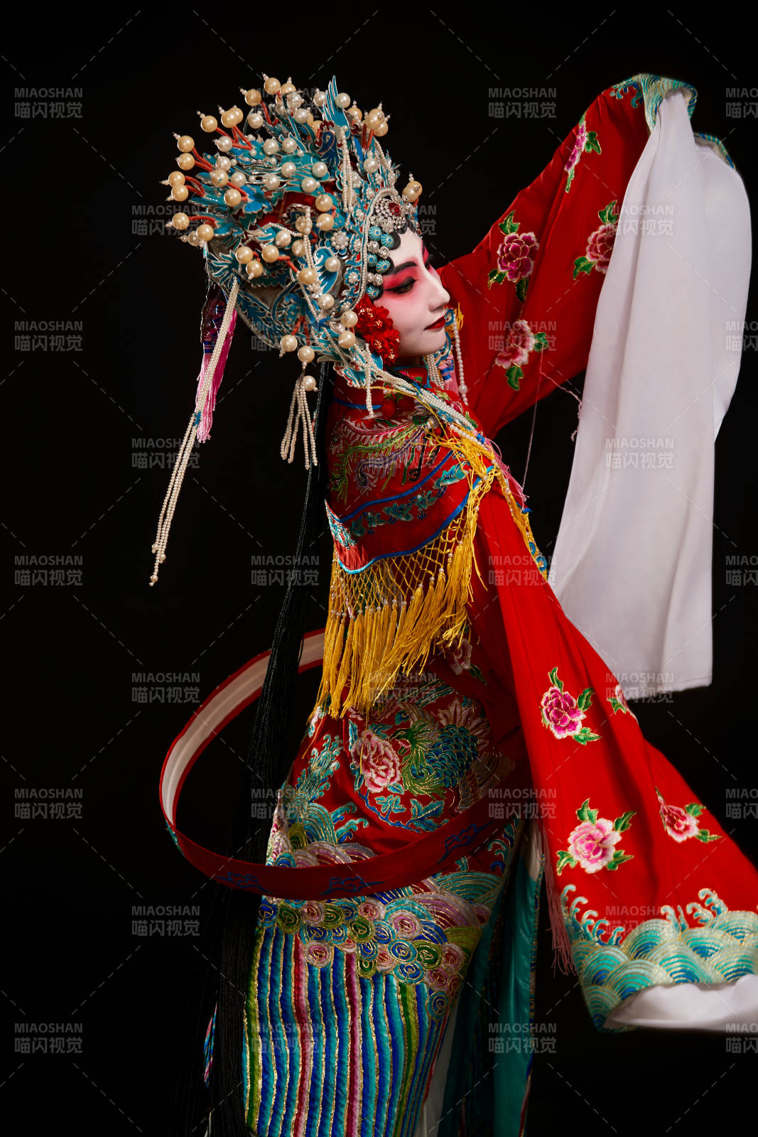 装扮国粹京剧贵妃醉酒角色形象的中国少女图片