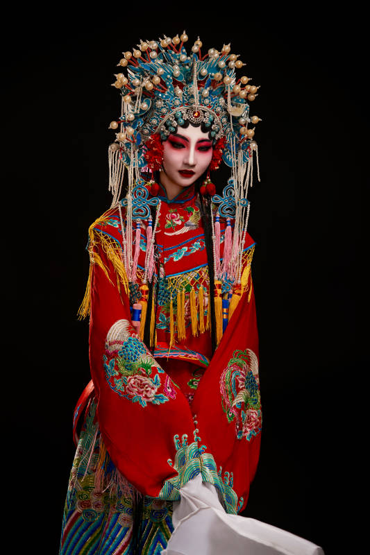 装扮国粹京剧贵妃醉酒角色形象的中国少女图片