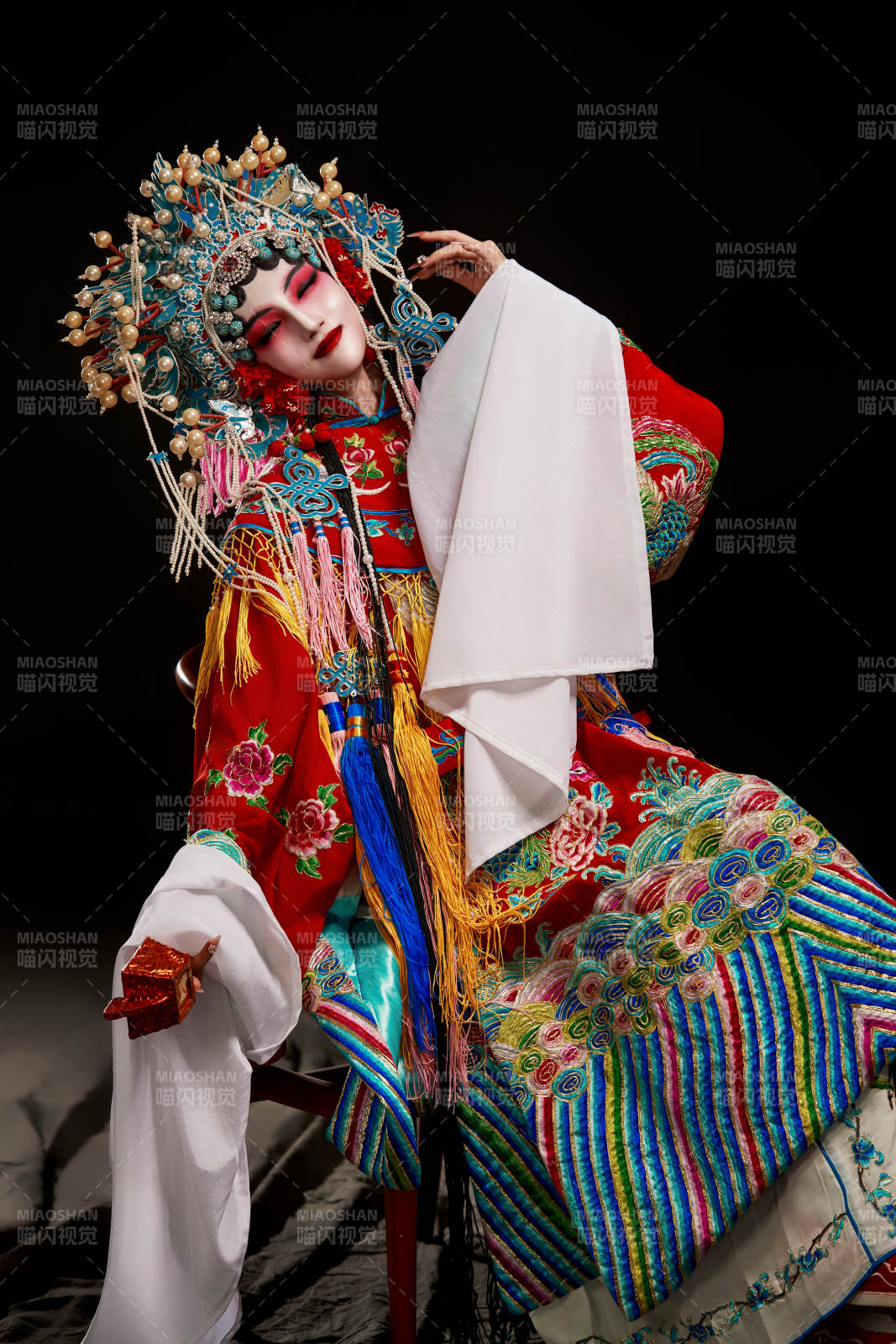 装扮国粹京剧贵妃醉酒角色形象的中国少女图片